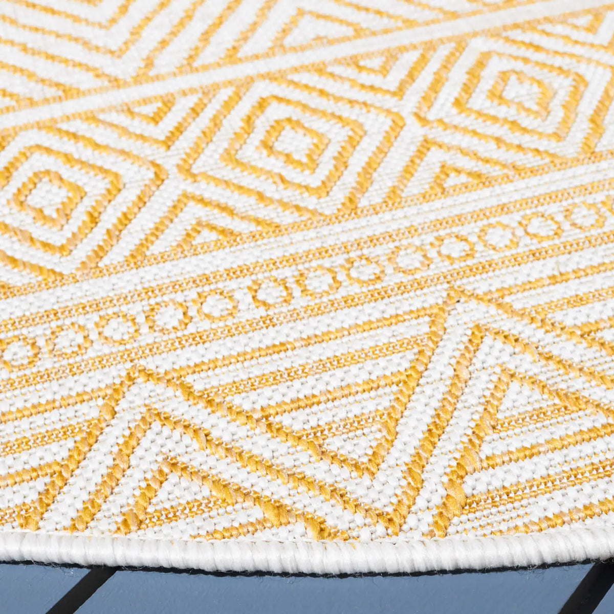 Safavieh Courtyard 6'-7" x 6'-7" Rug in Beige / Gold