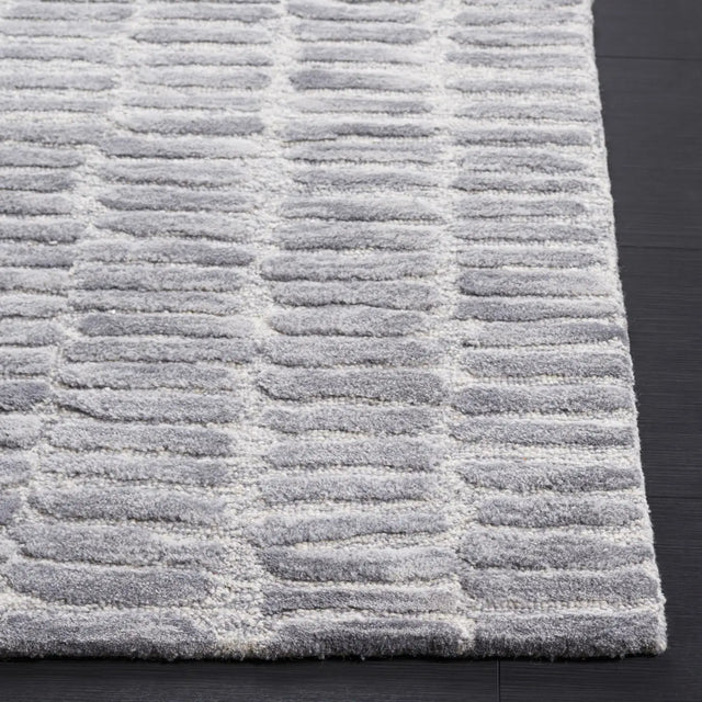 Safavieh Metro 4'-0" x 6'-0" Rug in Silver / Grey