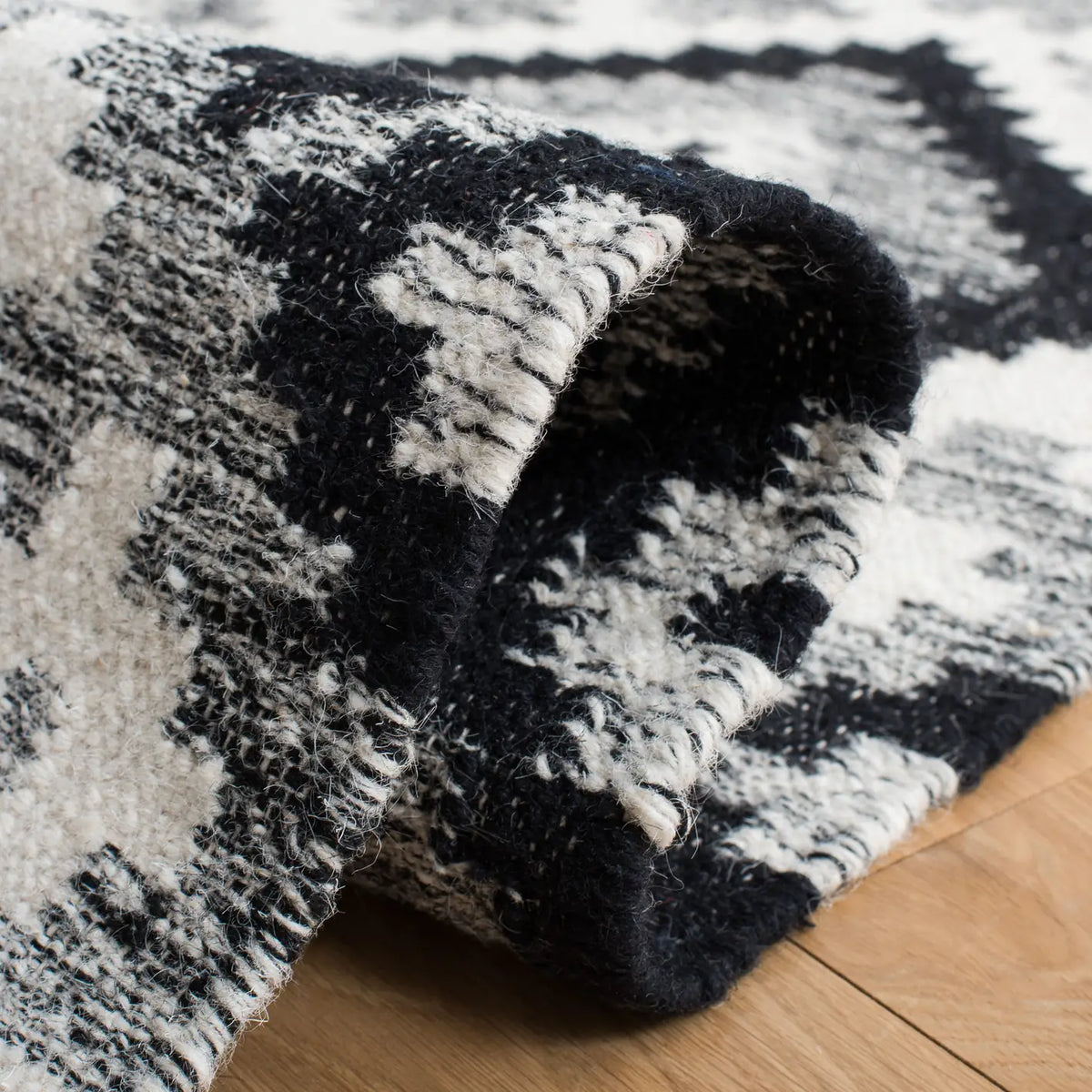 Safavieh Kilim 4'-0" x 6'-0" Rug in Ivory / Black
