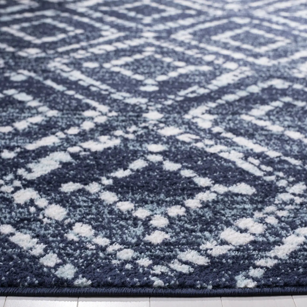 Safavieh Adirondack 4'-0" x 6'-0" Rug in Navy / Ivory
