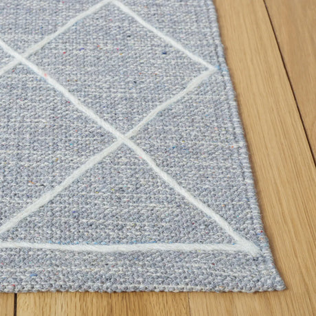 Safavieh Striped Kilim 4'-0" x 6'-0" Rug in Silver / Grey