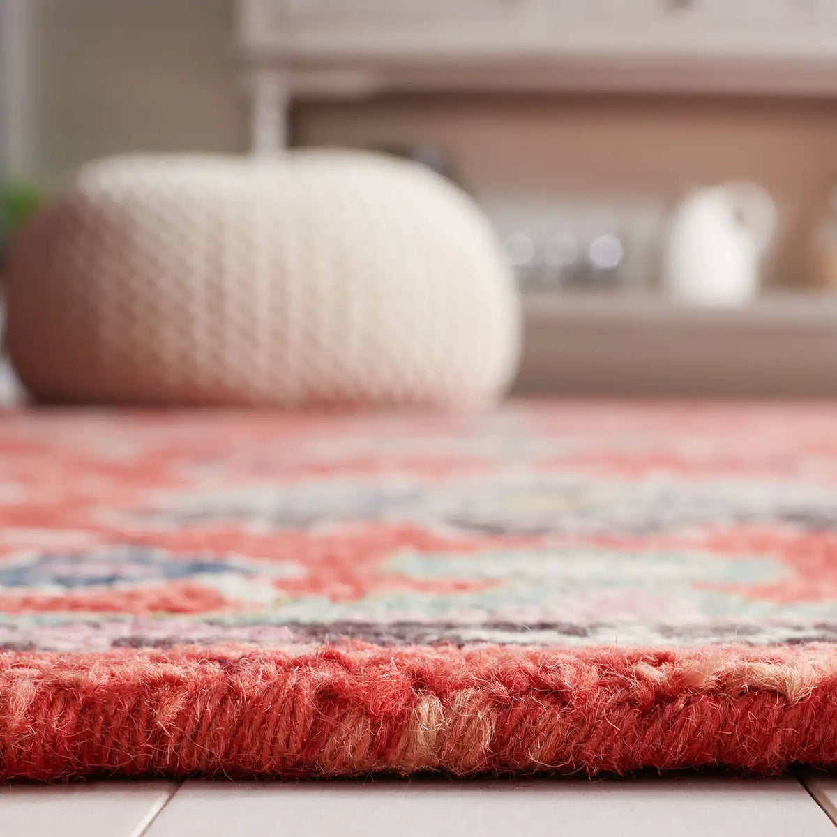Safavieh Blossom 4'-0" x 6'-0" Rug in Red / Ivory