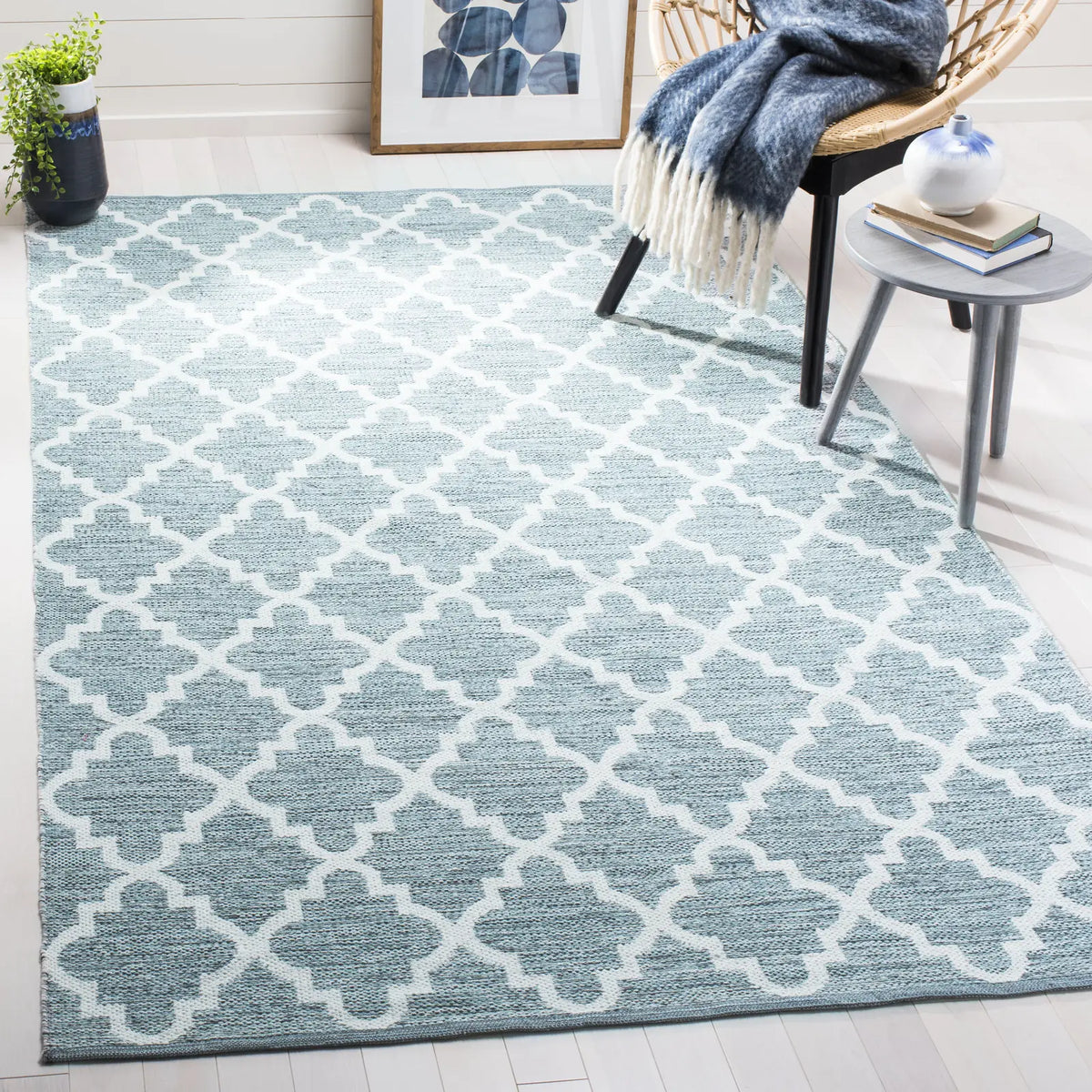 Safavieh Montauk 5'-0" x 8'-0" Rug in Mint / Ivory