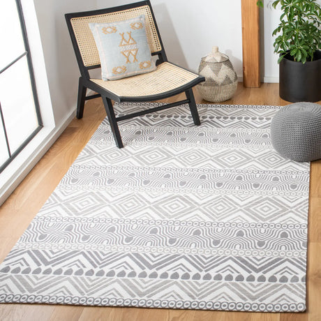 Safavieh Marbella 4'-0" x 6'-0" Rug in Grey
