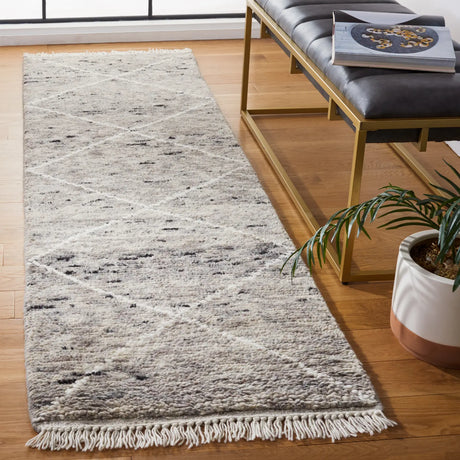Safavieh Casablanca 2'-3" x 8'-0" Rug in Grey / Ivory