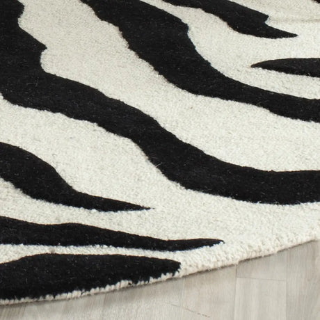 Safavieh Cambridge 6'-0" x 6'-0" Rug in Ivory / Black