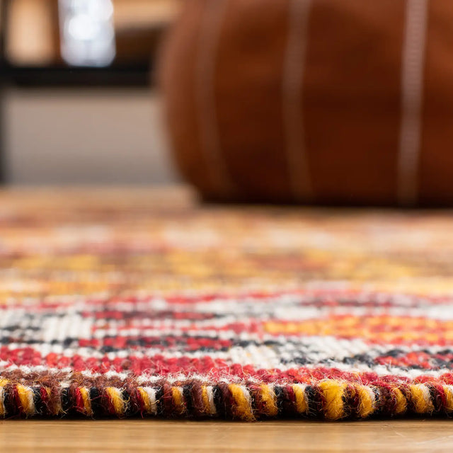 Safavieh Kilim 4'-0" x 6'-0" Rug in Red / Gold