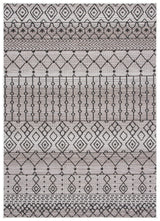 Safavieh Havana 4'-5" x 6'-5" Rug in Light Brown / Black