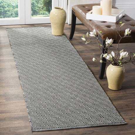 Safavieh Montauk 2'-3" x 6'-0" Rug in Ivory / Navy