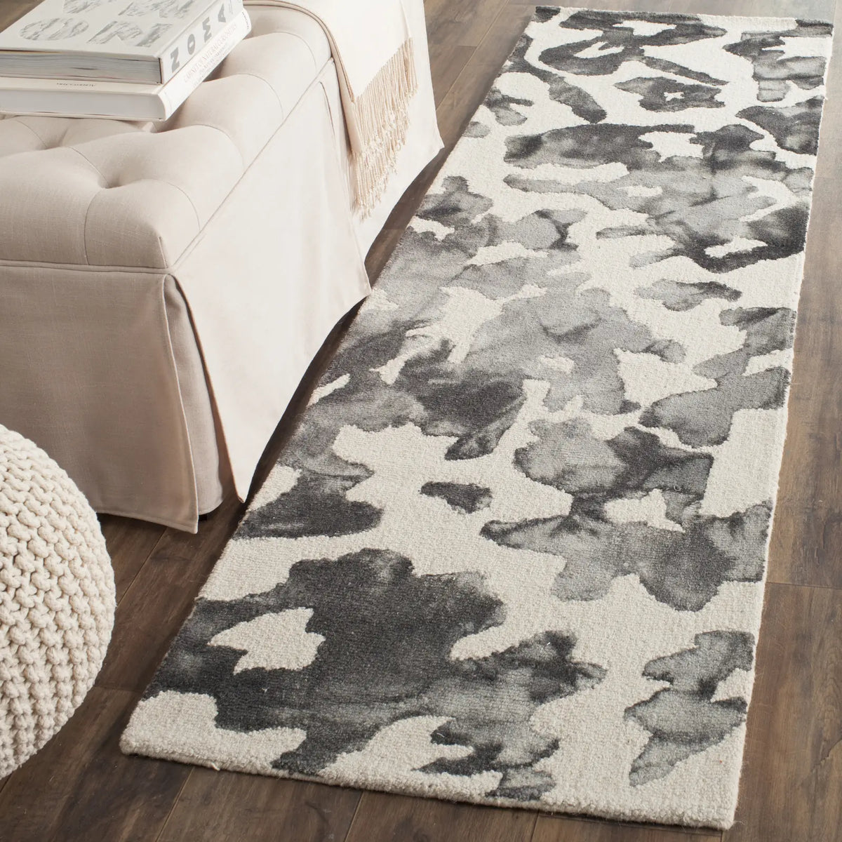 Safavieh Dip Dye 2'-3" x 6'-0" Rug in Beige / Charcoal