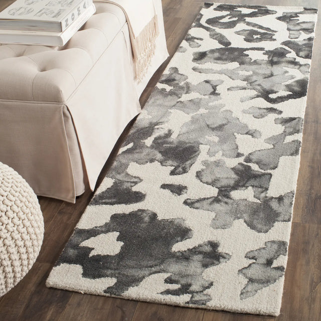 Safavieh Dip Dye 2'-3" x 6'-0" Rug in Beige / Charcoal