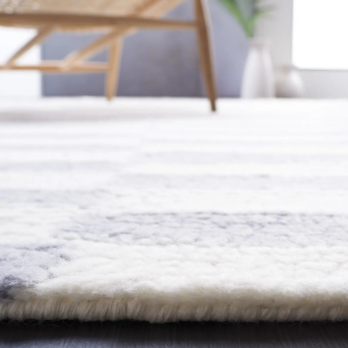 Safavieh Vermont 4'-0" x 6'-0" Rug in Ivory / Grey