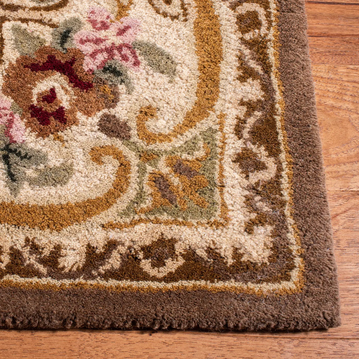 Safavieh Classic 5'-0" x 8'-0" Rug in Light Gold / Green