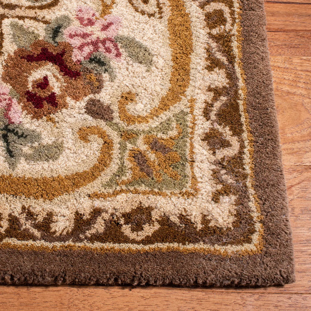 Safavieh Classic 5'-0" x 8'-0" Rug in Light Gold / Green