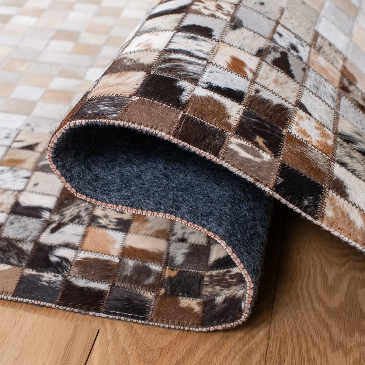 Safavieh Studio Leather 4'-0" x 6'-0" Rug in Beige / Brown