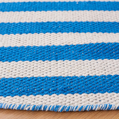 Safavieh Montauk 6'-0" x 6'-0" Rug in Ivory / Blue