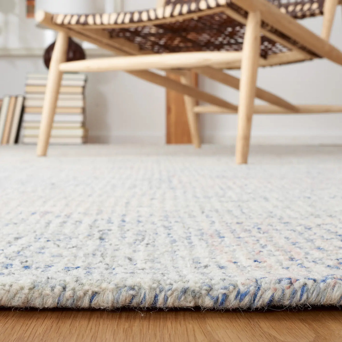 Safavieh Metro 4'-0" x 6'-0" Rug in Blue / Ivory