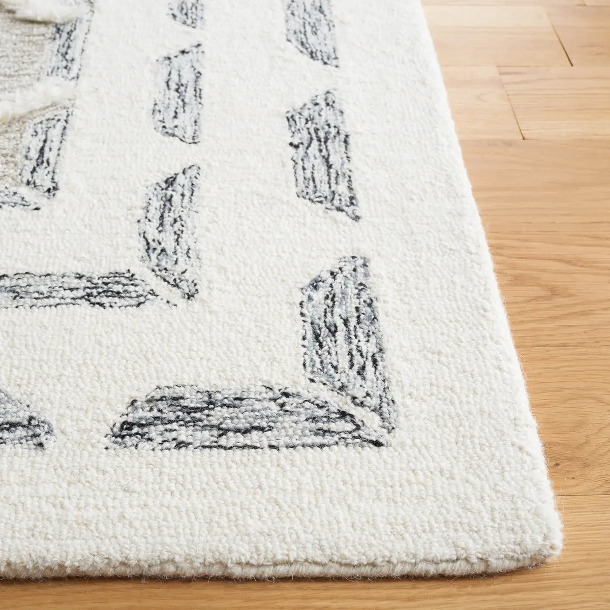 Safavieh Casablanca 4'-0" x 6'-0" Rug in Grey / Ivory