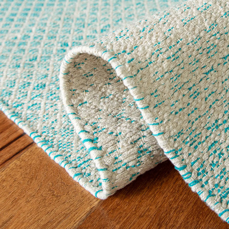 Safavieh Montauk 4'-0" x 6'-0" Rug in Turquoise / Ivory