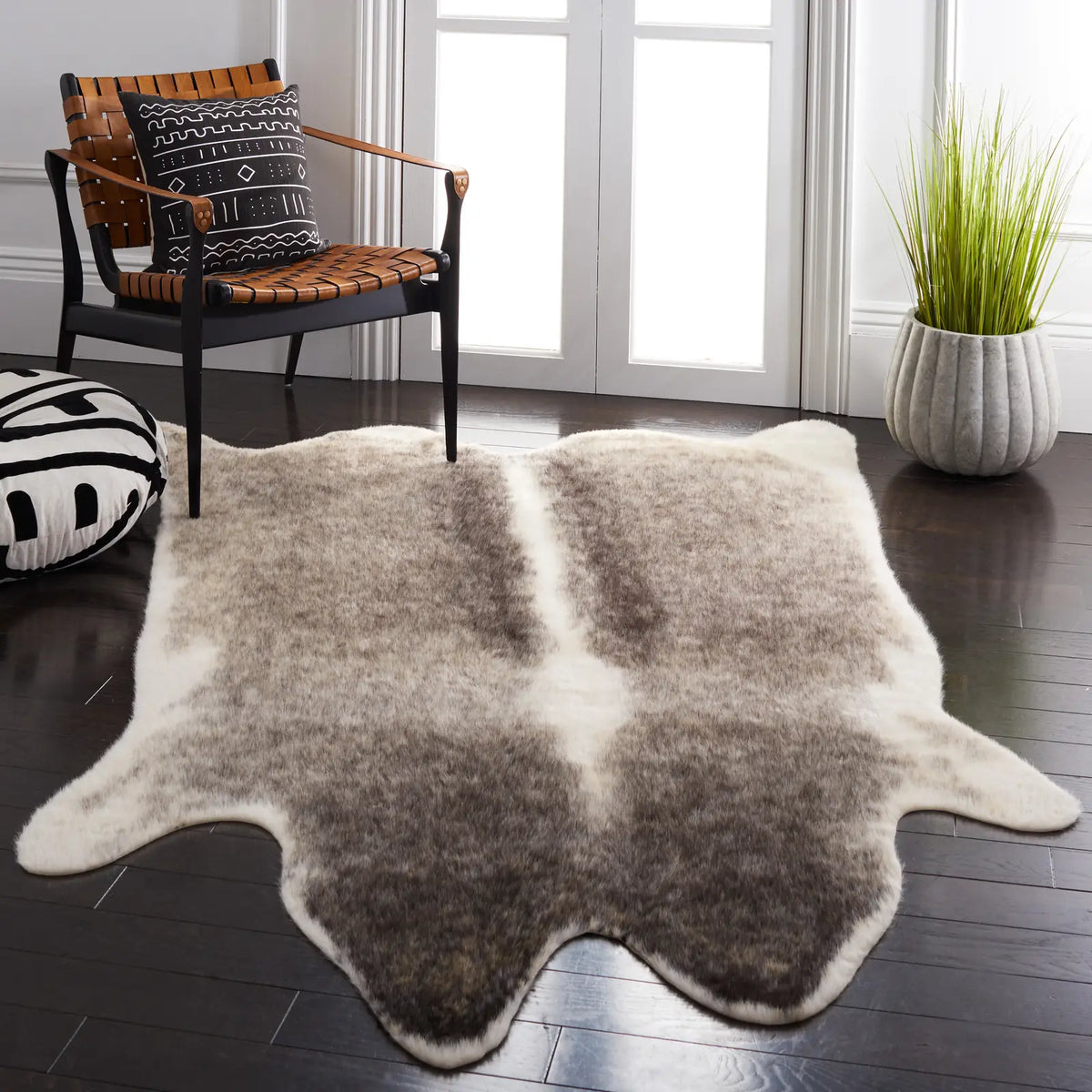 Safavieh Faux Cowhide 5'-0" x 6'-5" Rug in Grey / Ivory