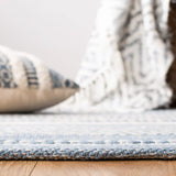 Safavieh Striped Kilim 4'-0" x 6'-0" Rug in Ivory / Blue