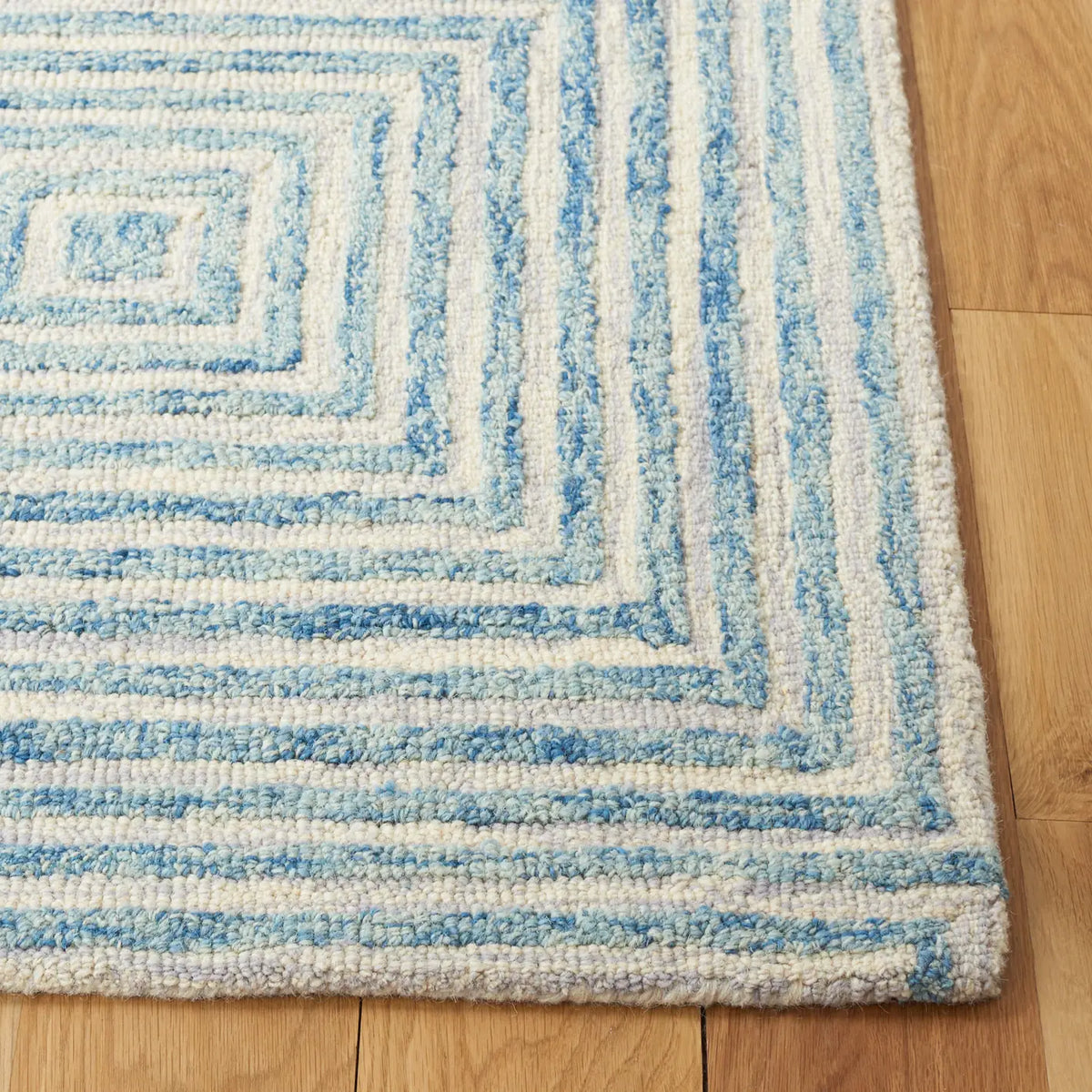 Safavieh Metro 4'-0" x 6'-0" Rug in Light Blue / Ivory