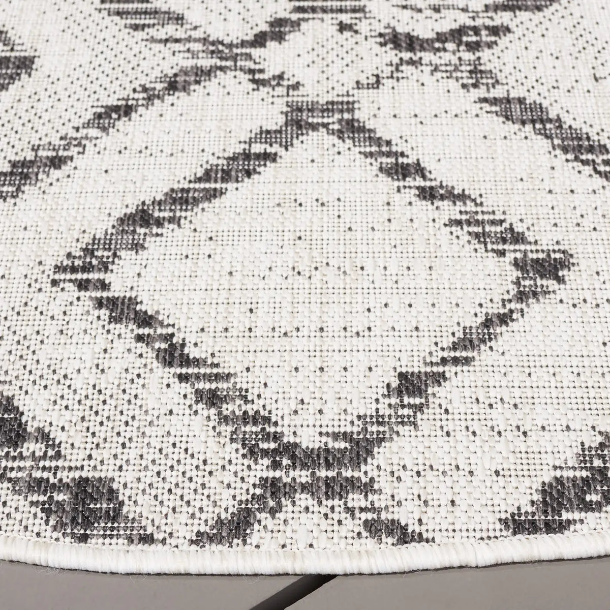 Safavieh Courtyard 6'-7" x 6'-7" Rug in Ivory / Black