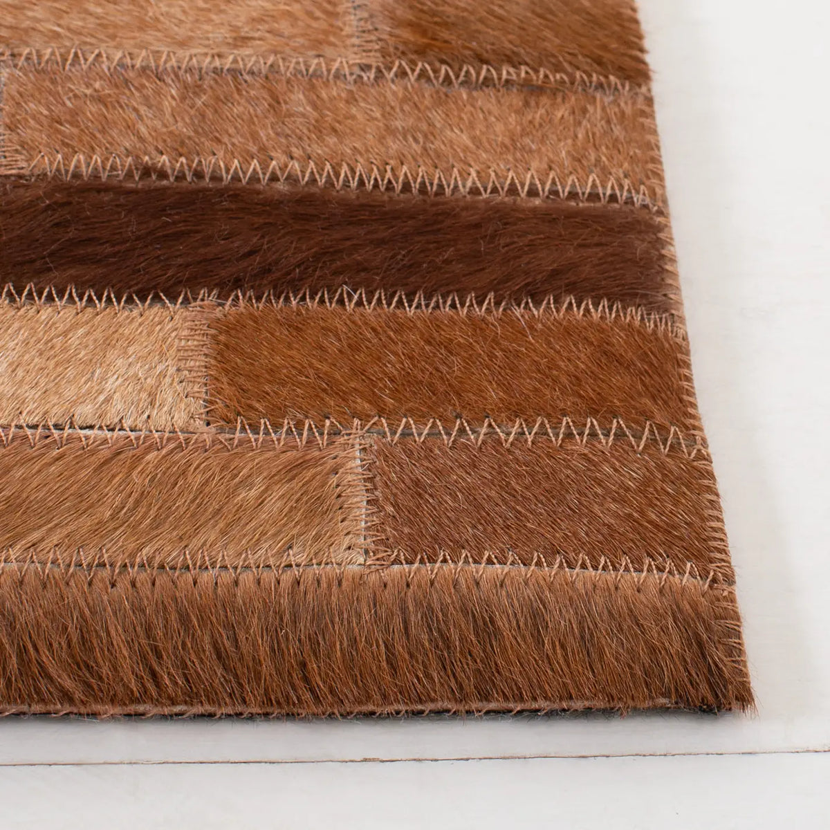 Safavieh Studio Leather 4'-0" x 6'-0" Rug in Ivory / Brown