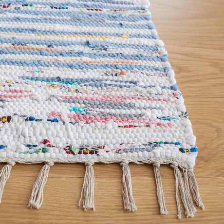 Safavieh Montauk 4'-0" x 6'-0" Rug in Blue / Ivory