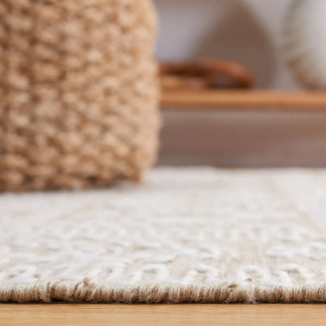 Safavieh Kilim 4'-0" x 6'-0" Rug in Beige / Ivory
