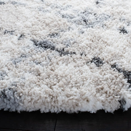 Safavieh Fontana Shag  800 5'-3" x 5'-3" Rug in Grey / Ivory