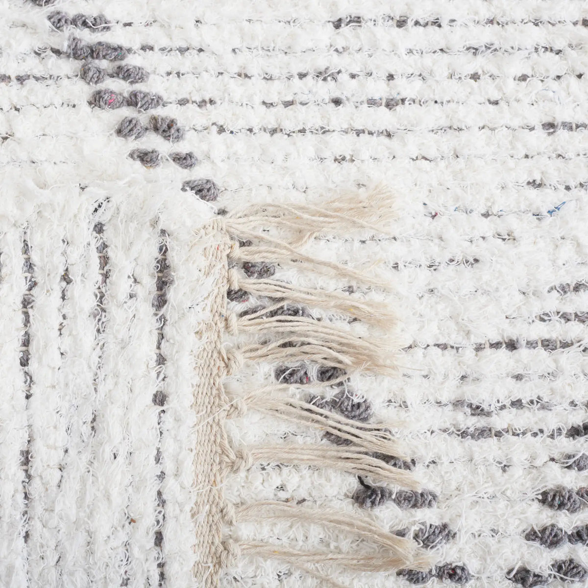 Safavieh Casablanca 4'-0" x 6'-0" Rug in Ivory / Grey
