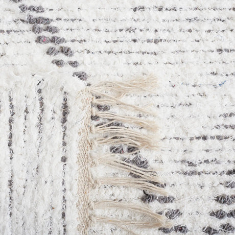 Safavieh Casablanca 4'-0" x 6'-0" Rug in Ivory / Grey