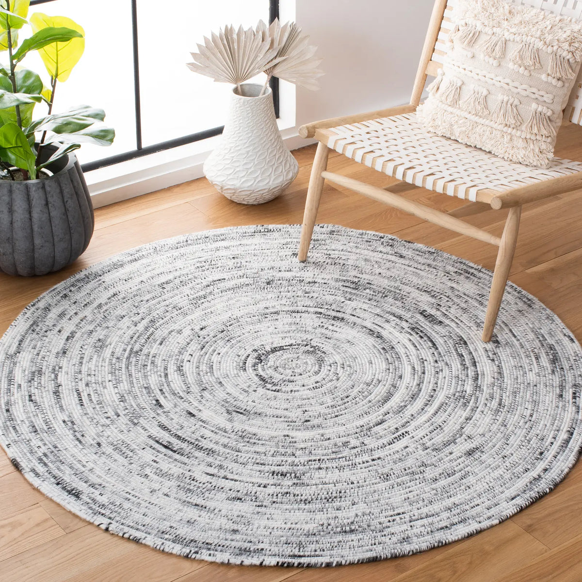 Safavieh Braided 5'-0" x 5'-0" Rug in Ivory / Black