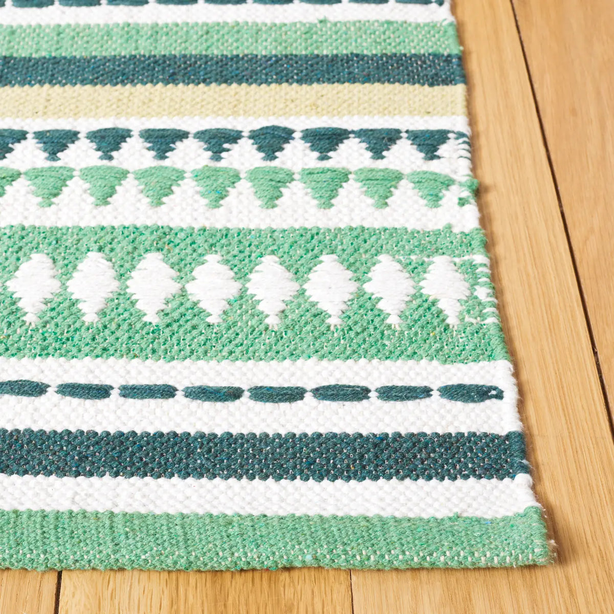 Safavieh Montauk 4'-0" x 6'-0" Rug in Green / Ivory