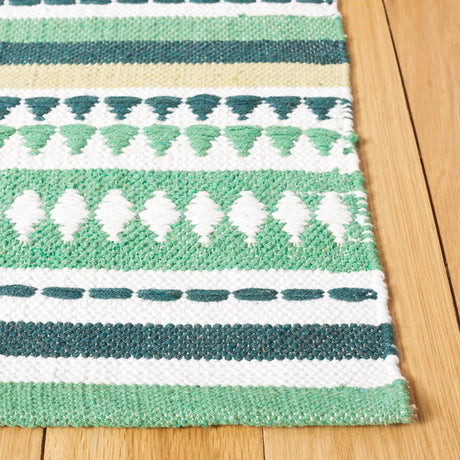 Safavieh Montauk 4'-0" x 6'-0" Rug in Green / Ivory