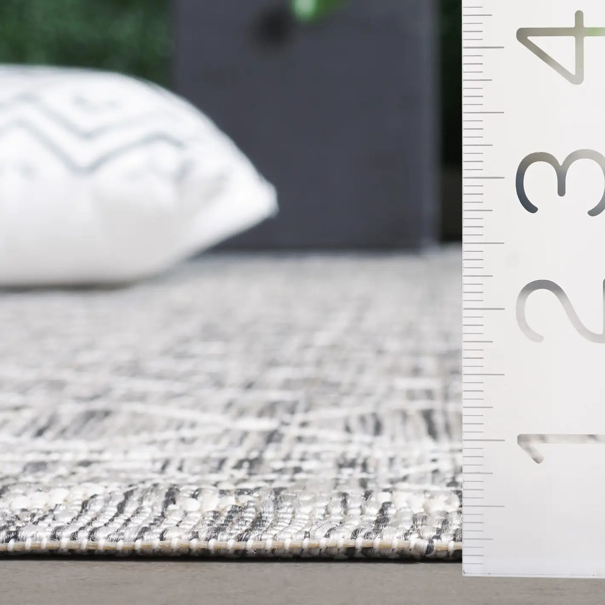 Safavieh Courtyard 4'-0" x 5'-7" Rug in Light Grey / Dark Grey