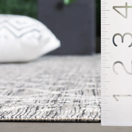 Safavieh Courtyard 4'-0" x 5'-7" Rug in Light Grey / Dark Grey