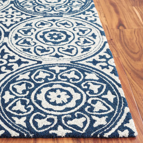 Safavieh Metro 4'-0" x 6'-0" Rug in Blue / Ivory