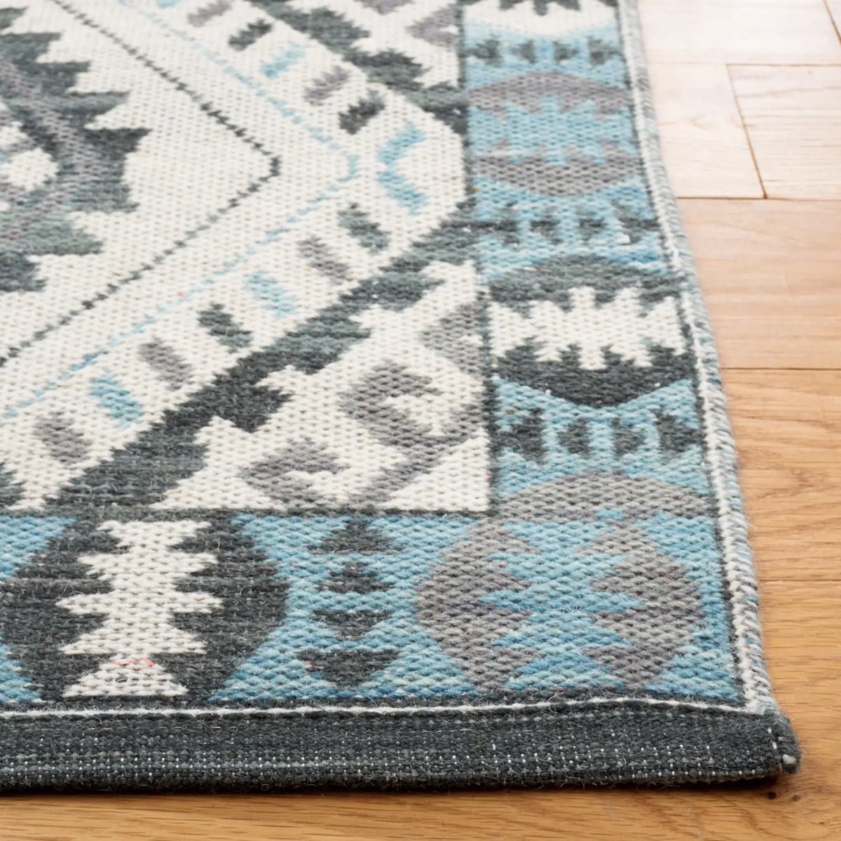 Safavieh Kilim 4'-0" x 6'-0" Rug in Ivory / Blue