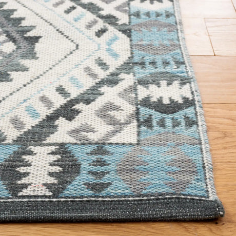 Safavieh Kilim 4'-0" x 6'-0" Rug in Ivory / Blue