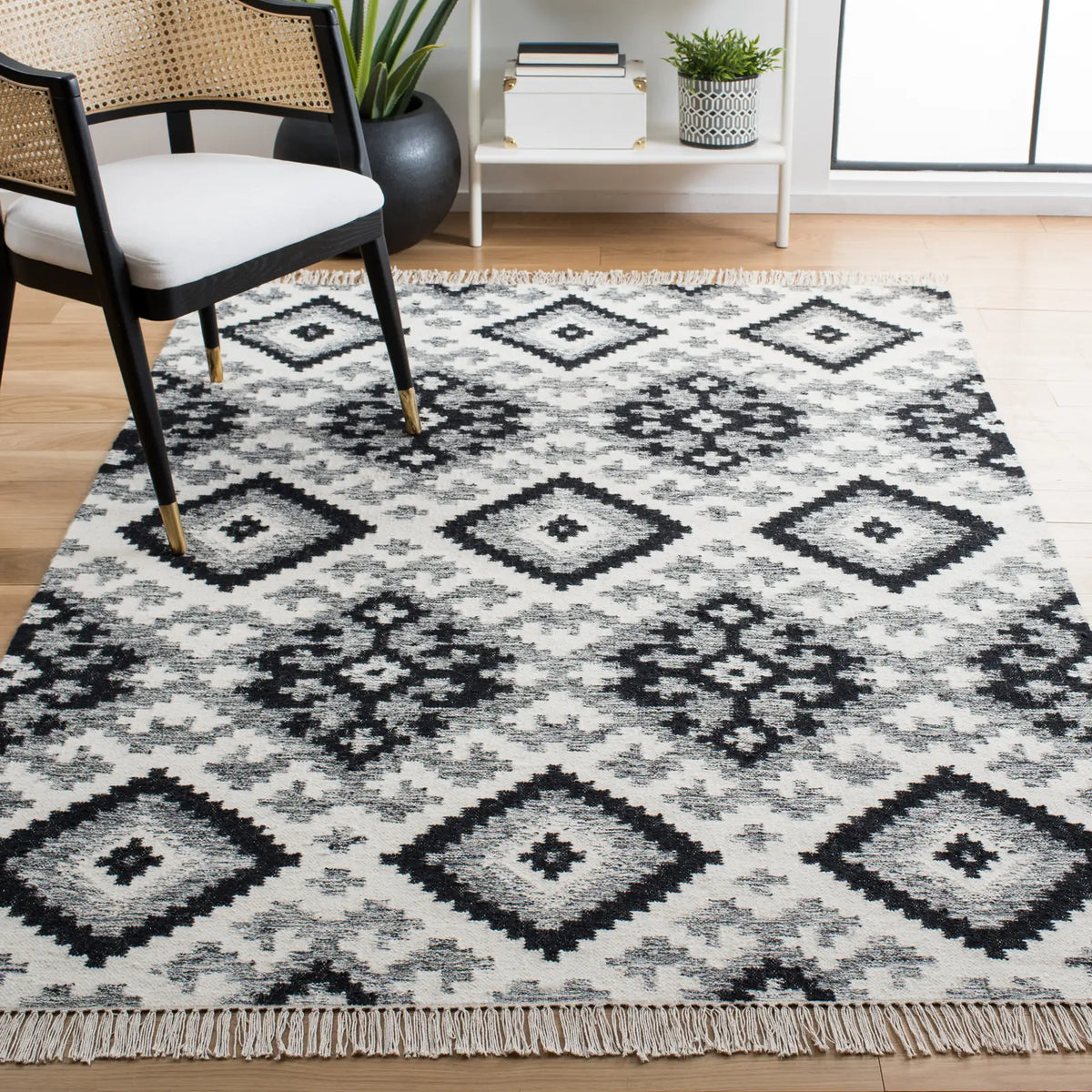Safavieh Kilim 4'-0" x 6'-0" Rug in Ivory / Black