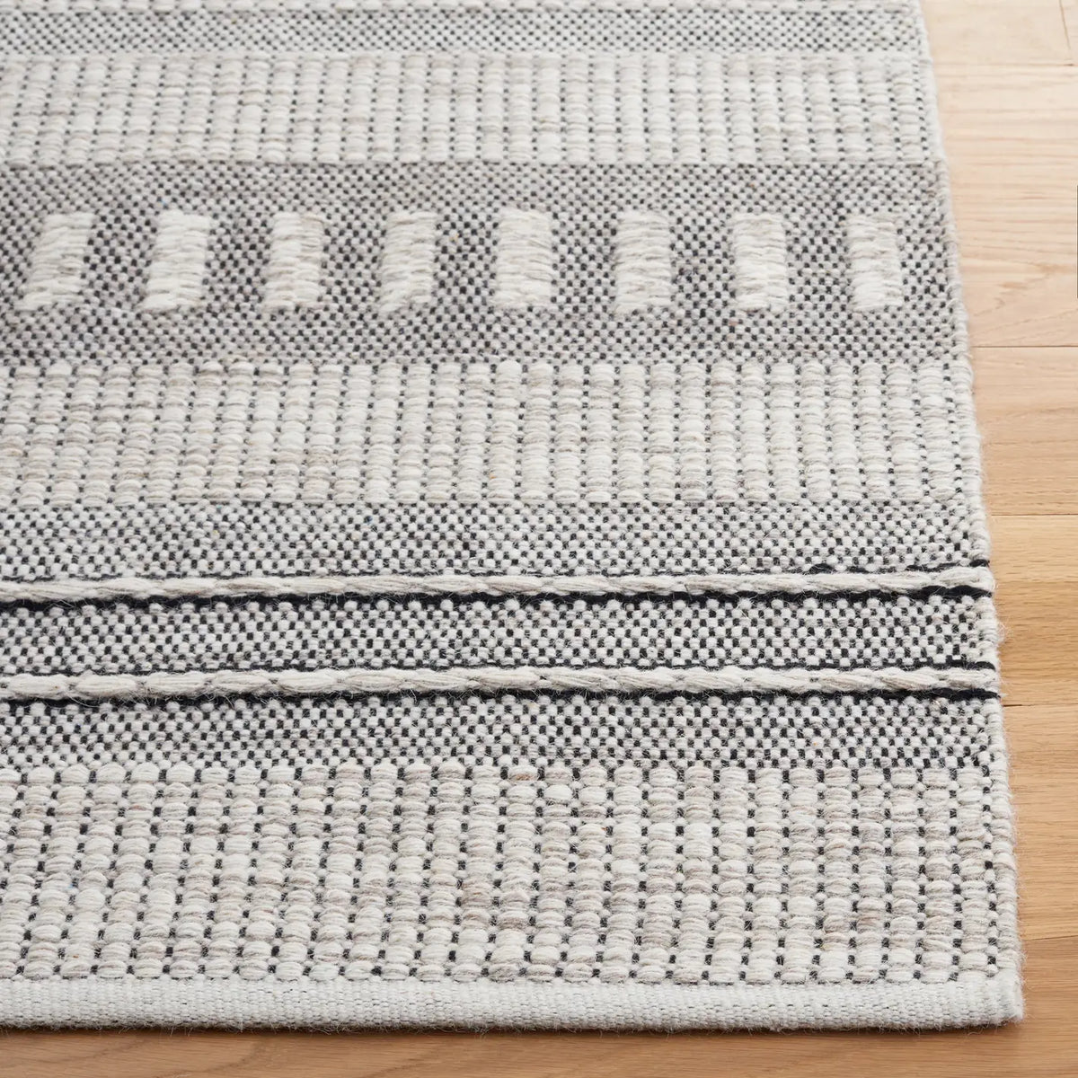 Safavieh Natura 3'-0" x 5'-0" Rug in Grey / Black