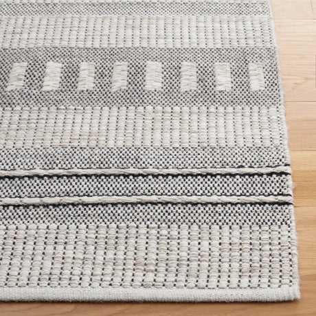 Safavieh Natura 3'-0" x 5'-0" Rug in Grey / Black