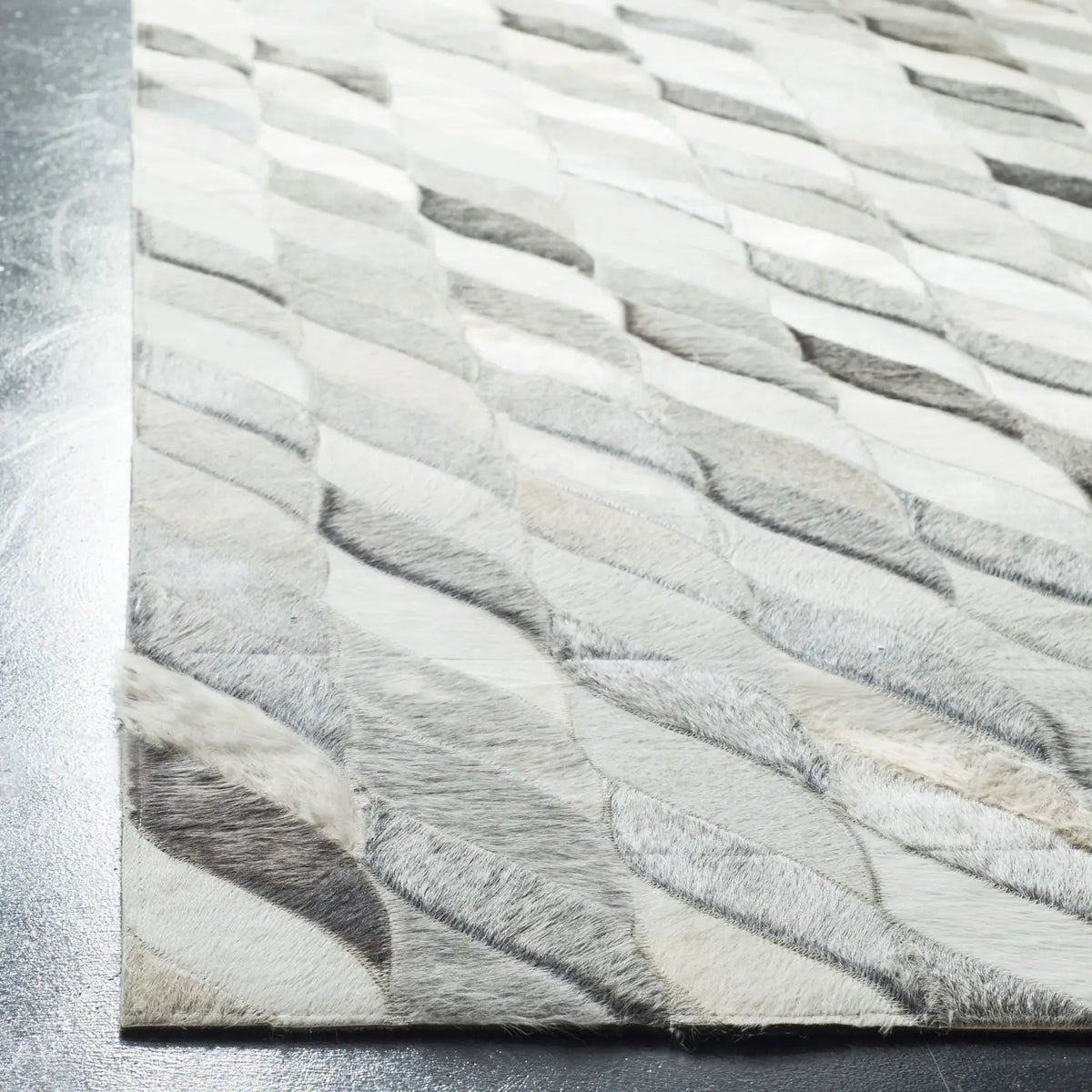 Safavieh Studio Leather 4'-0" x 6'-0" Rug in Ivory / Grey