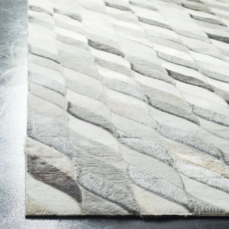 Safavieh Studio Leather 4'-0" x 6'-0" Rug in Ivory / Grey