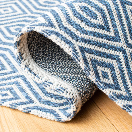 Safavieh Augustine 4'-0" x 6'-0" Rug in Navy / Light Grey