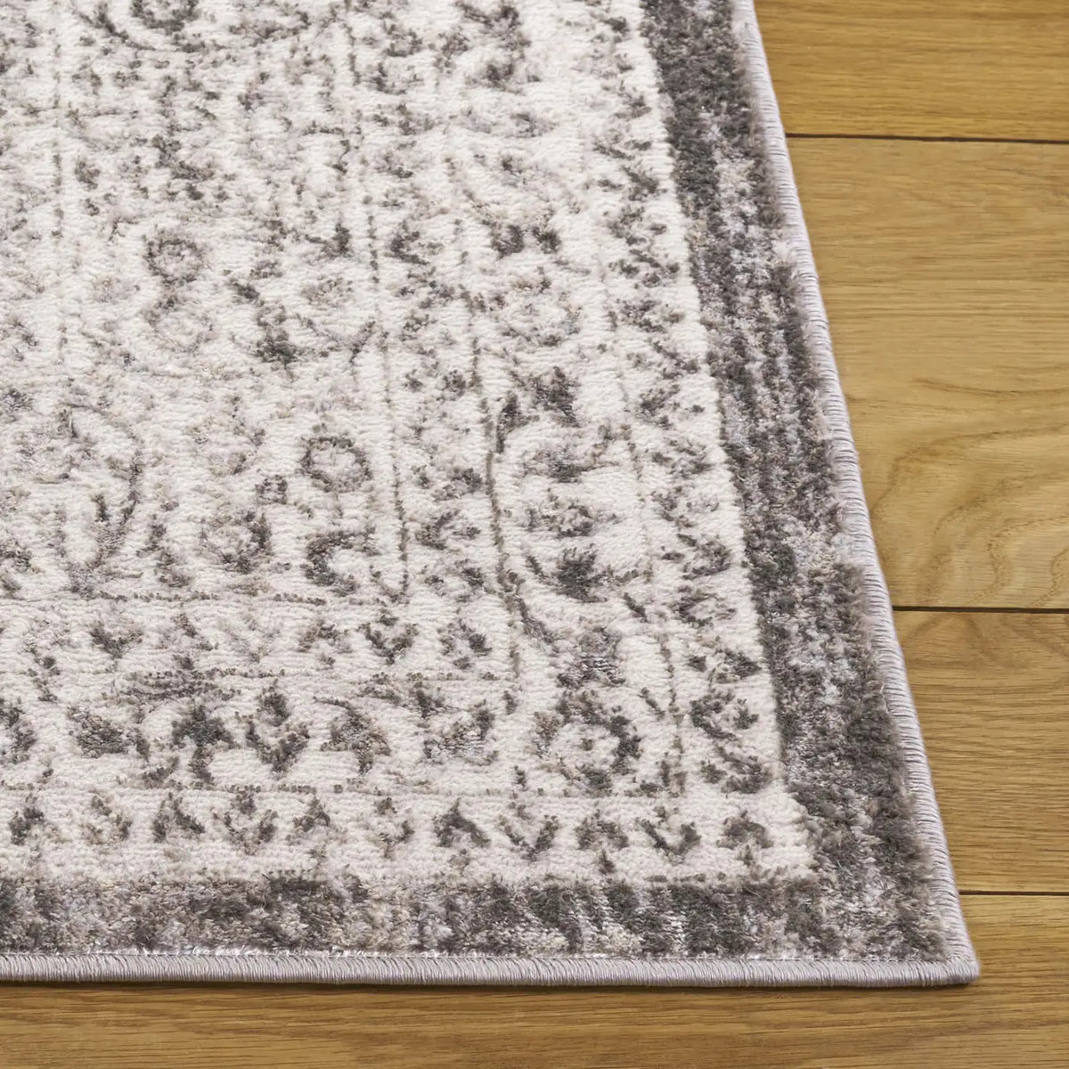 Safavieh Orchard 4'-0" x 6'-0" Rug in Grey / Silver