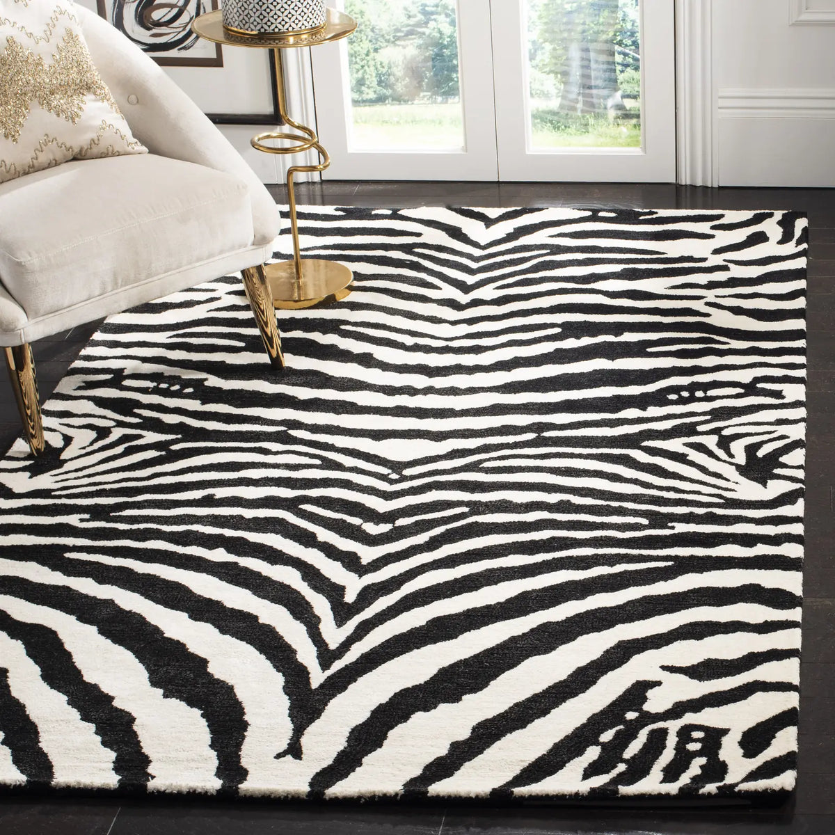 Safavieh Soho 3'-6" x 5'-6" Rug in White / Black
