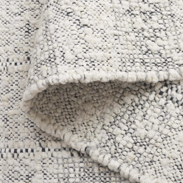 Safavieh Manhattan 4'-0" x 6'-0" Rug in Ivory / Black
